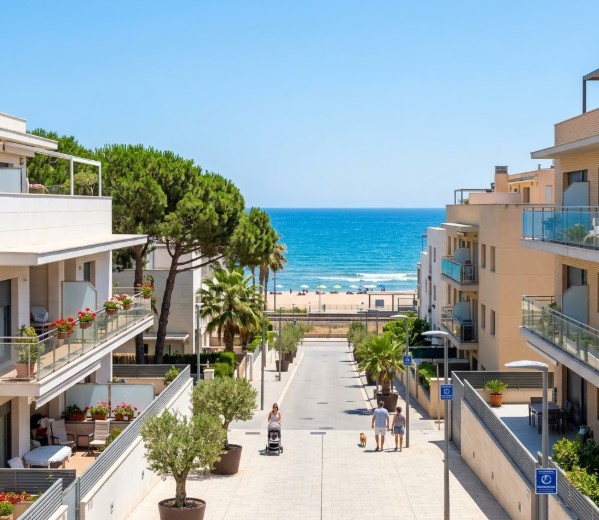 Vistas de la zona costera, apartamentos y entorno residencial seguro del barrio del Baixador en Castelldefels